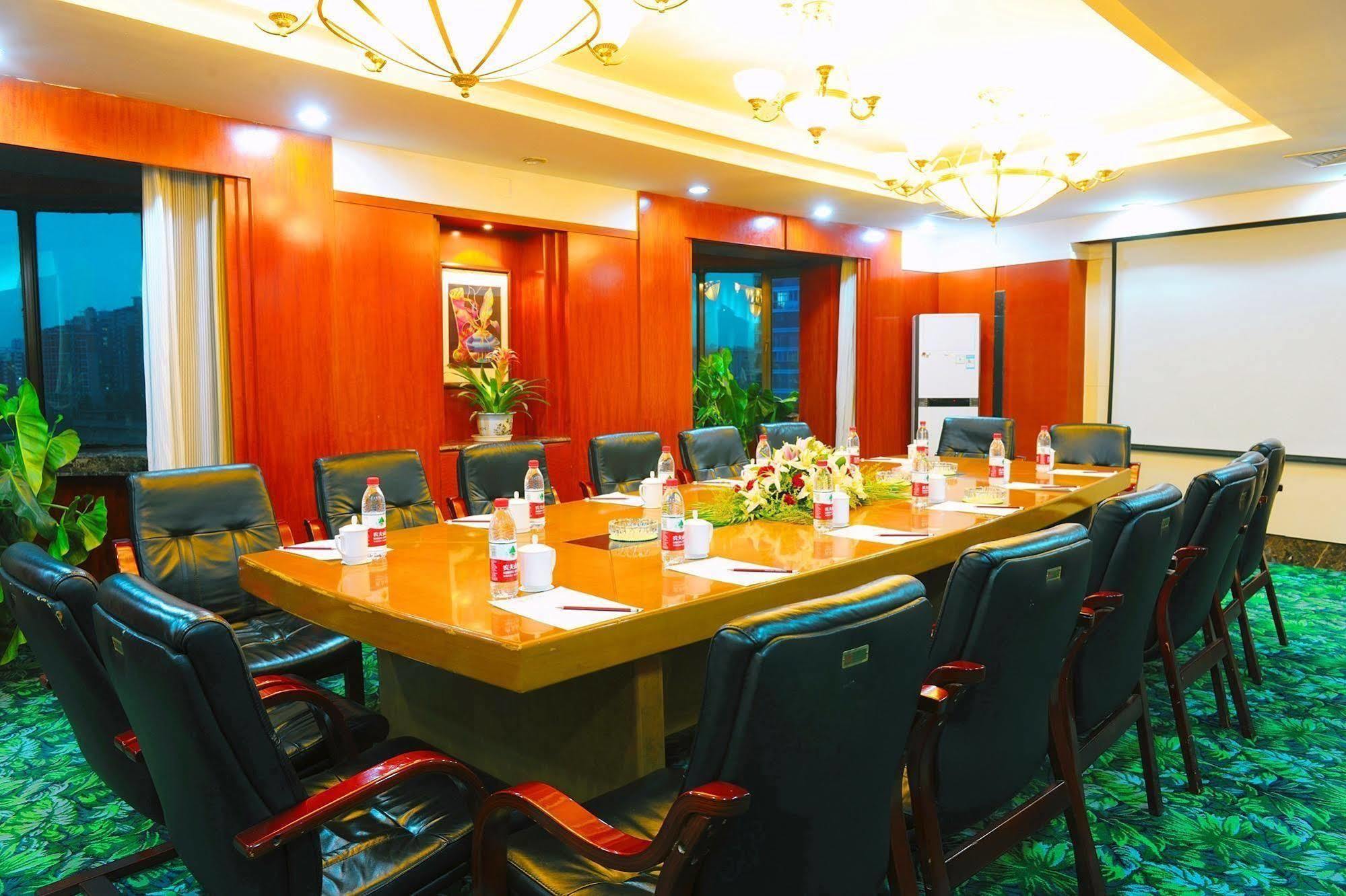 Crown Wuhan Exterior foto